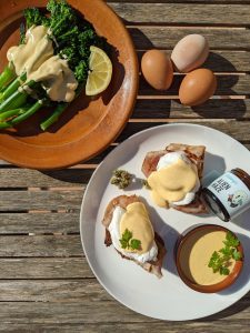 Hollandaise sauce edible