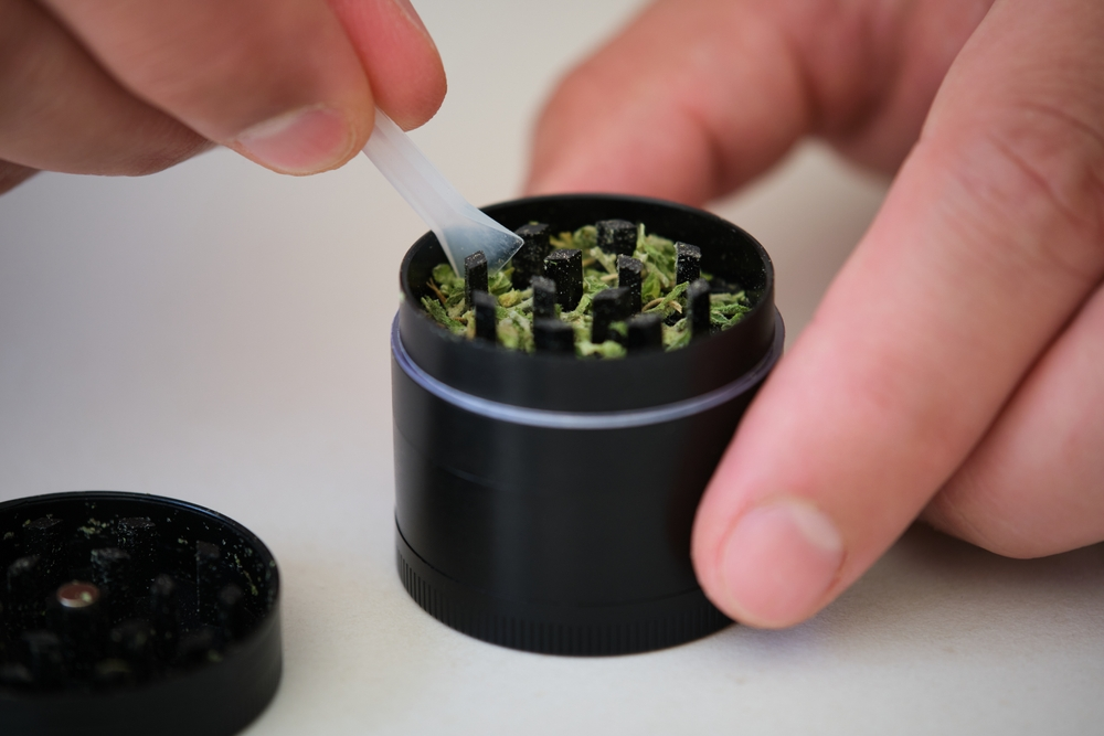 how to clean a weed grinder | FlavorFix